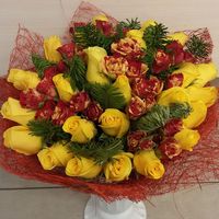 желтые и оранжевые розы, ветки ели